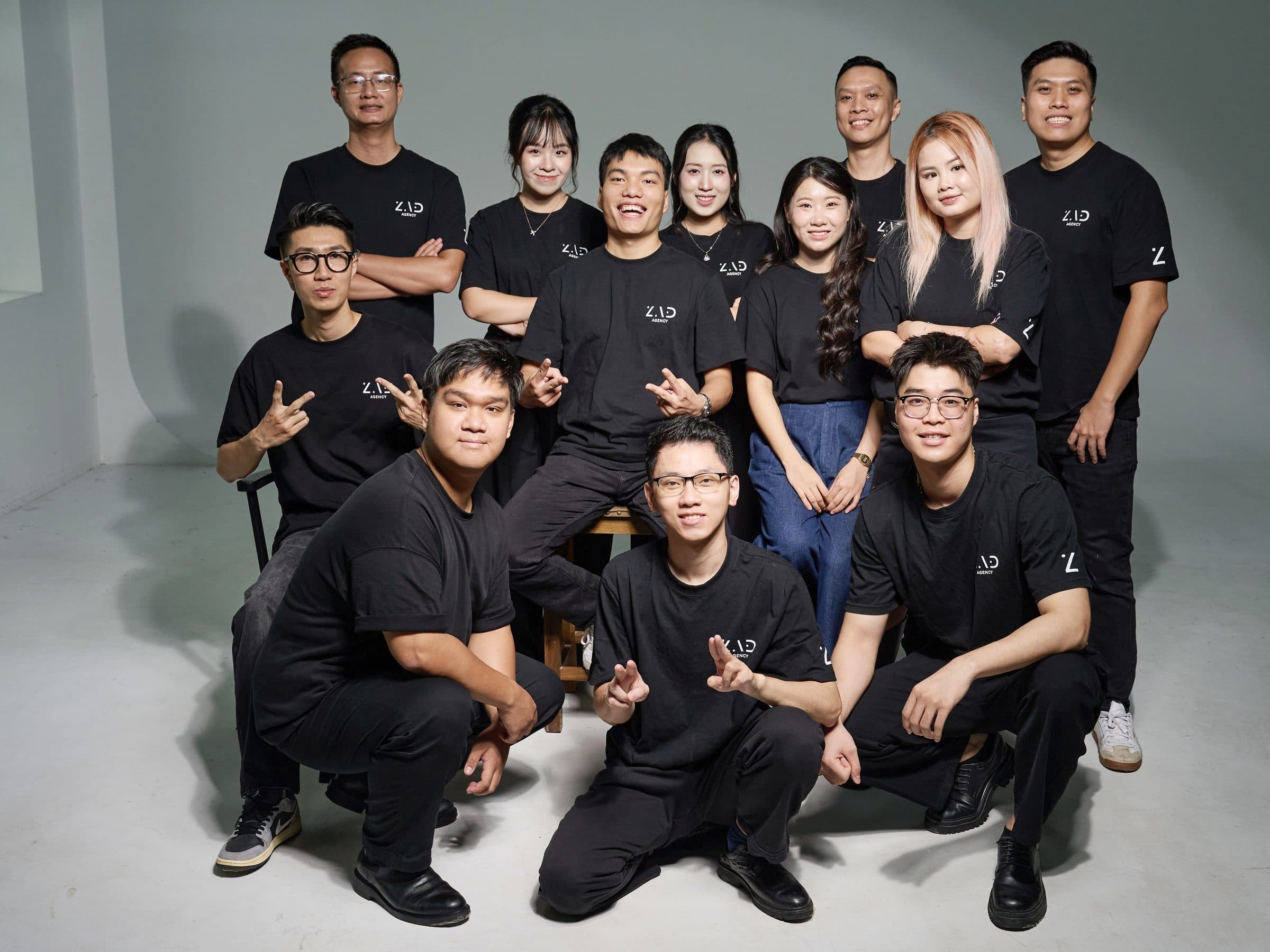 Đội ngũ ZAD chụp ảnh nhóm
